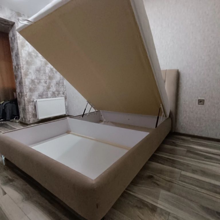 pojemnik na pościel pod materacem w łóżku tapicerowanym