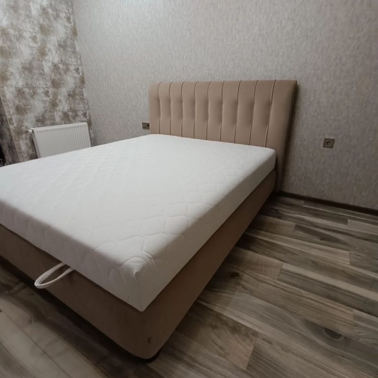 łóżko cappuccino w sypialni 16 m2 mieszkanie rynek wtórny