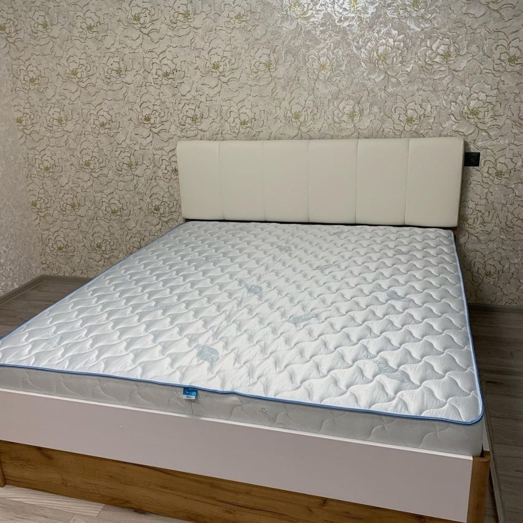 duże łóżko 180x200 w jasnej klasycznej sypialni