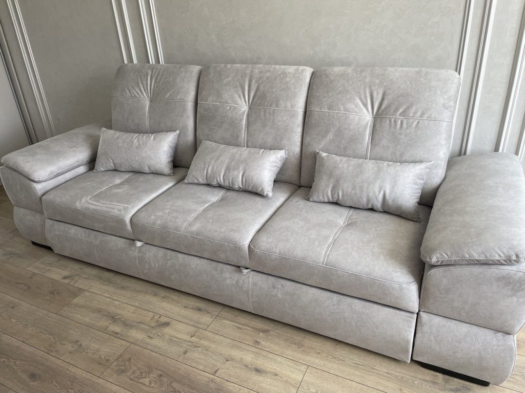 duży szary sofa z funkcją spania w mieszkaniu