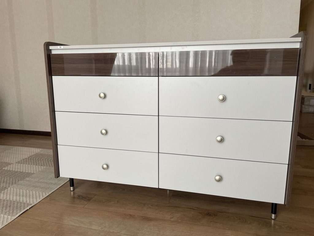 komoda Liberty z połyskiem w nowoczesnej sypialni