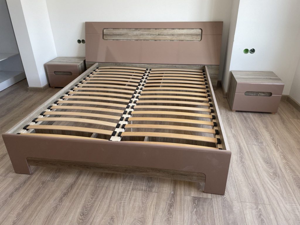 łóżko 160x200 z MDF z pochylonym zagłówkiem w sypialni na poddaszu