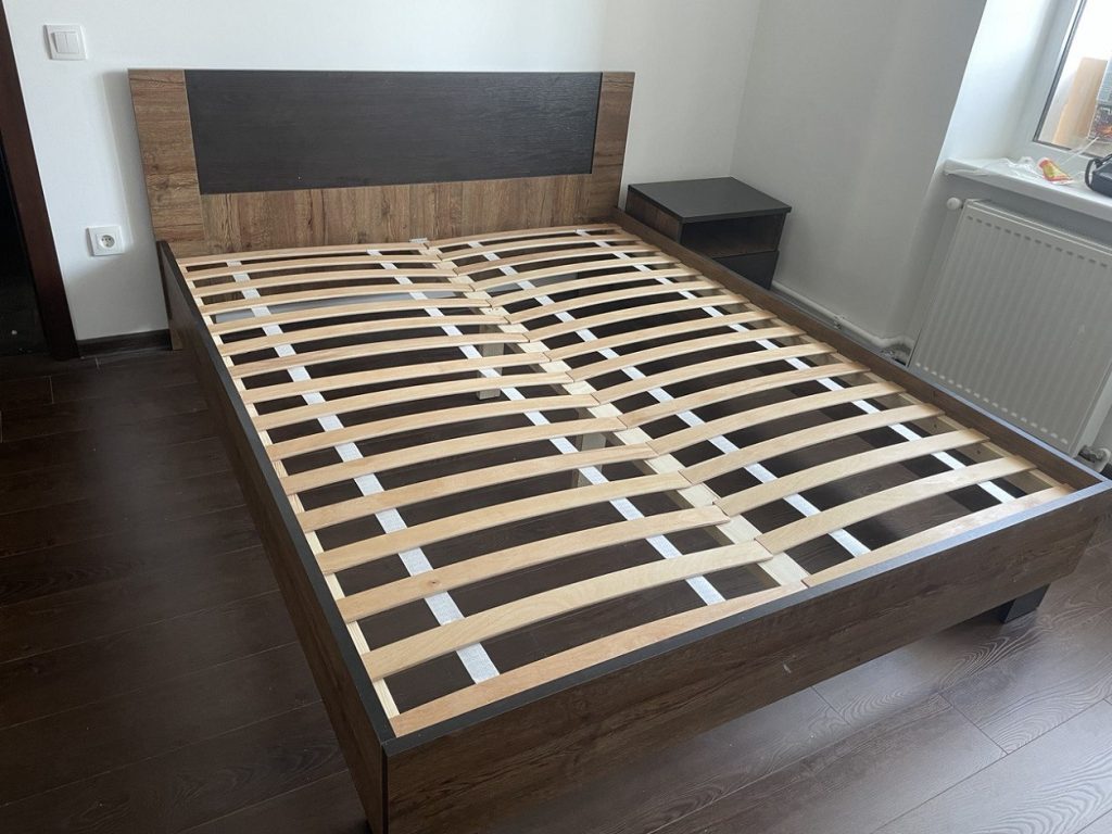 łóżko 160x200 w sypialni w mieszkaniu dla studentów