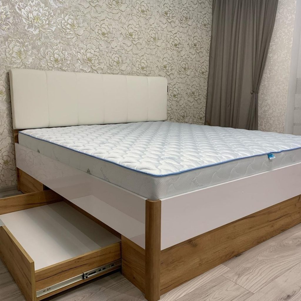 łóżko 180x200 z białym zagłówkiem z ekoskóry w klasycznej sypialni