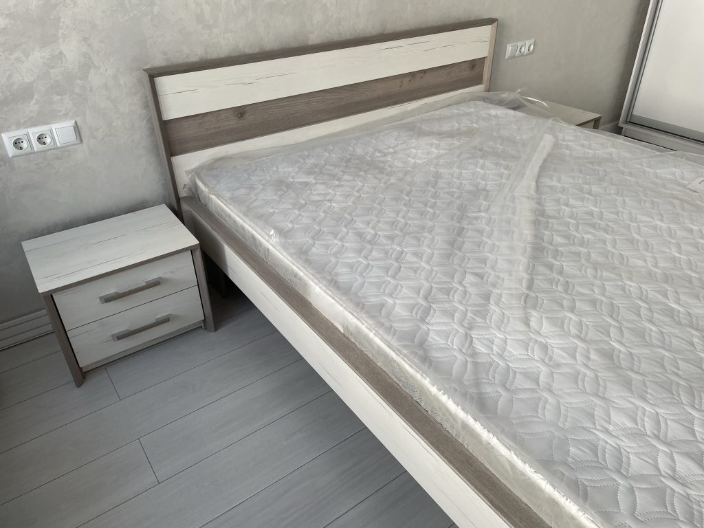 proste lozko 180x200 w jasnej sypialni w nowym mieszkaniu