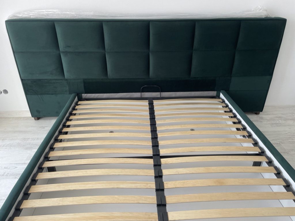 duże zielone łóżko tapicerowane 180x200 w przestronnej sypialni