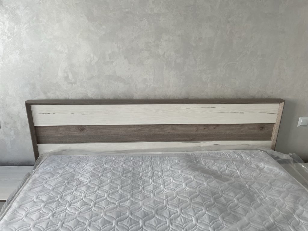 lozko z plyty meblowej w nowoczesnym dekorze drewna w sypialni