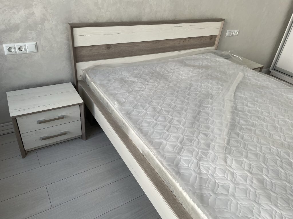 materac kieszeniowy 7 strefowy w jasnej sypialni w mieszkaniu