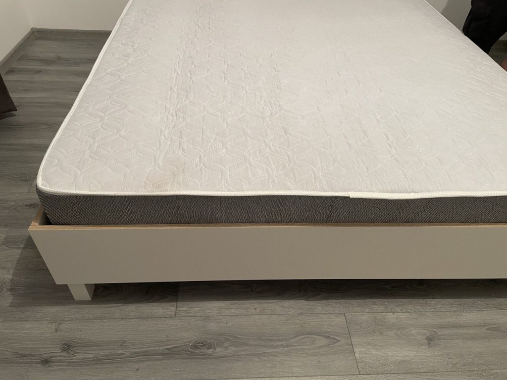 materac sprężynowy lato zima na łóżku dwuosobowym do mieszkania