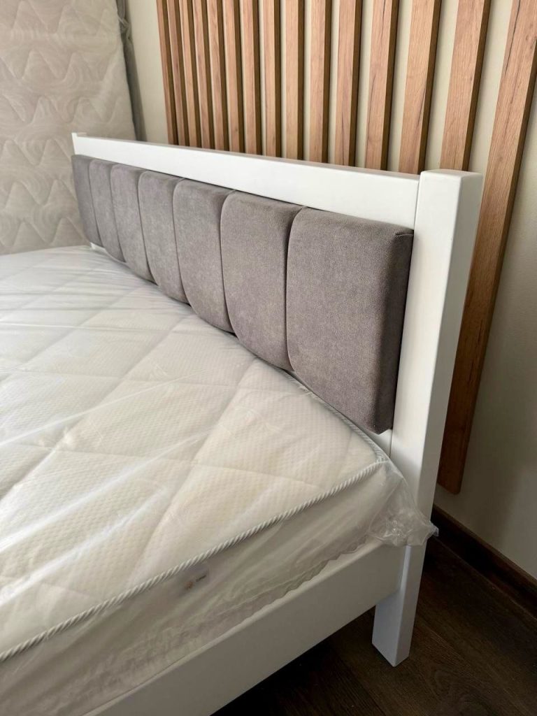 nowoczesne białe łóżko drewniane 160x200 w jasnym wnętrzu