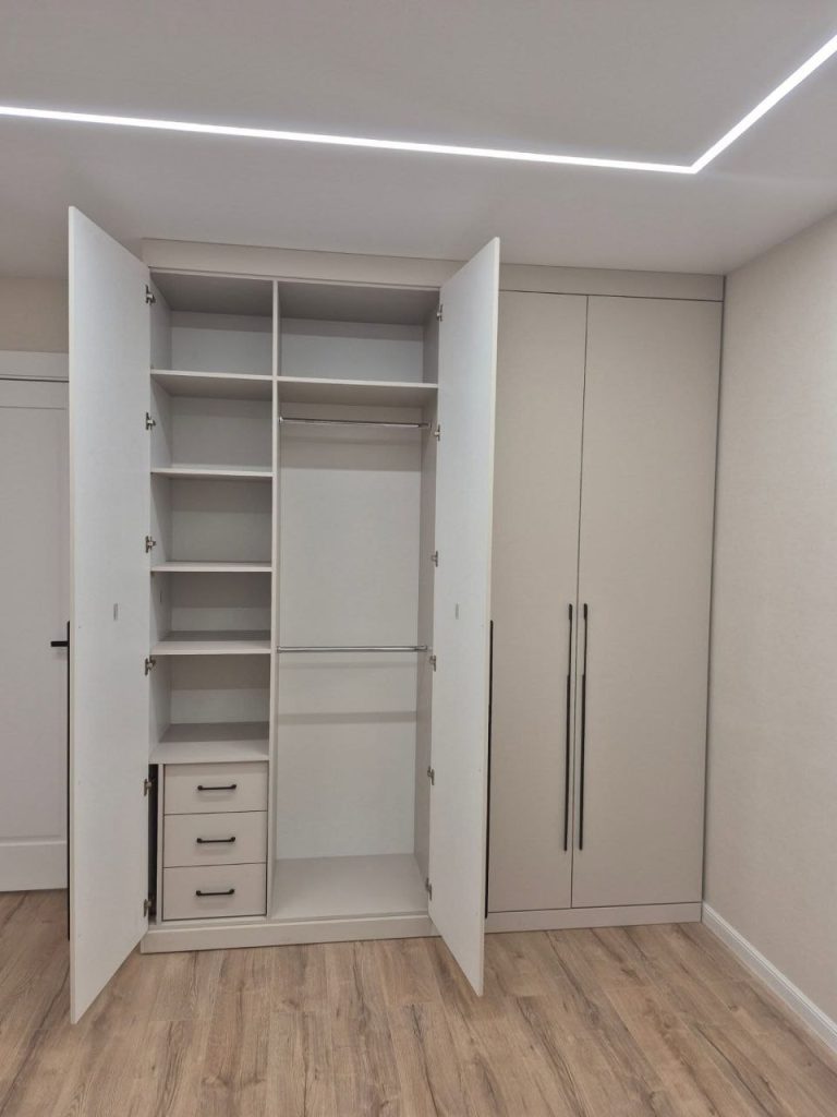 duża szafa z indywidualnym układem półek i drążków