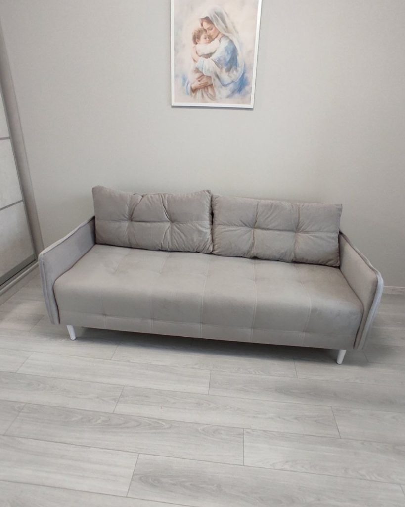 jasna sofa z funkcją spania do małego mieszkania