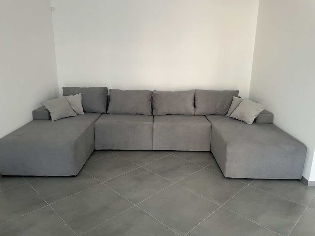 sofa z pojemnikami na posciel dopasowana do malego mieszkania