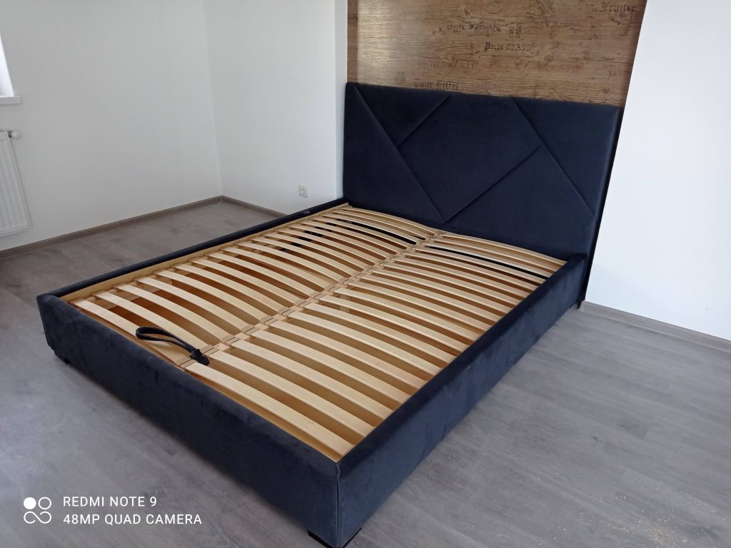 stelaż łóżka 160x200 z drewnianymi listwami