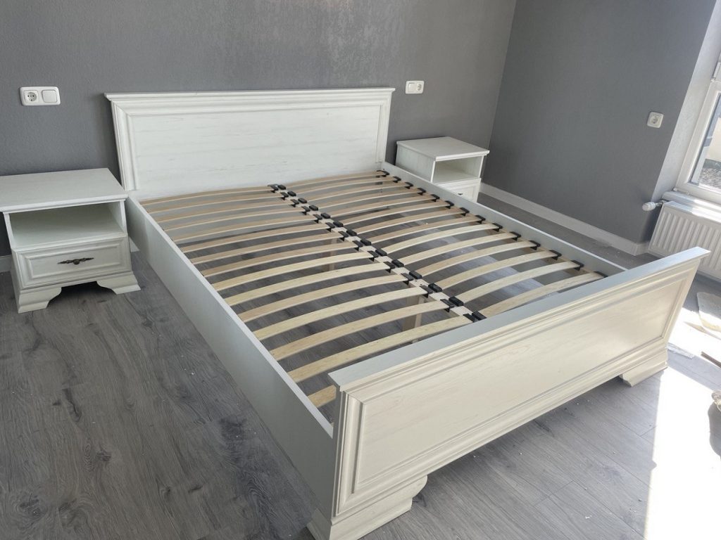 sypialnia w mieszkaniu pod wynajem z łóżkiem 160x200