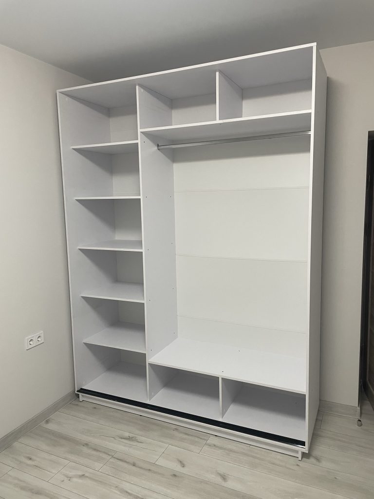 wnętrze szafy przesuwnej 180x240 z półkami i drążkiem na ubrania w małej sypialni