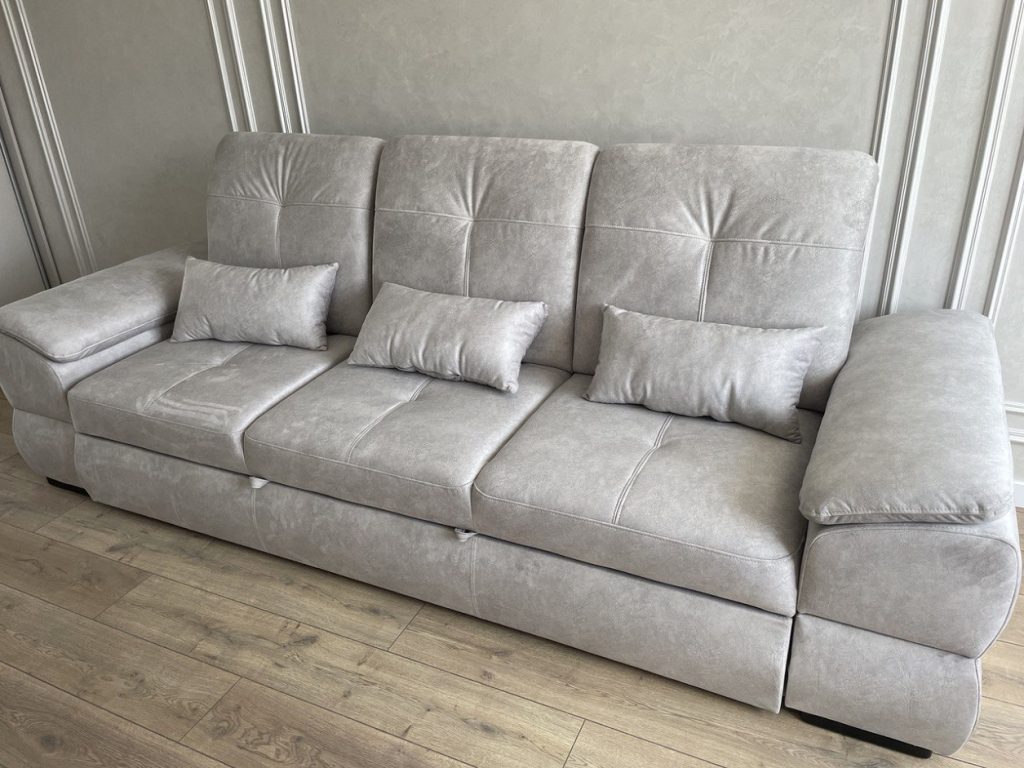 szary rozkładany sofa w nowoczesnym salonie
