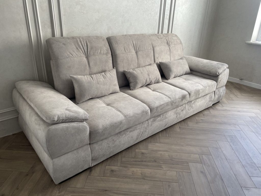 szary sofa w salonie w nowym mieszkaniu
