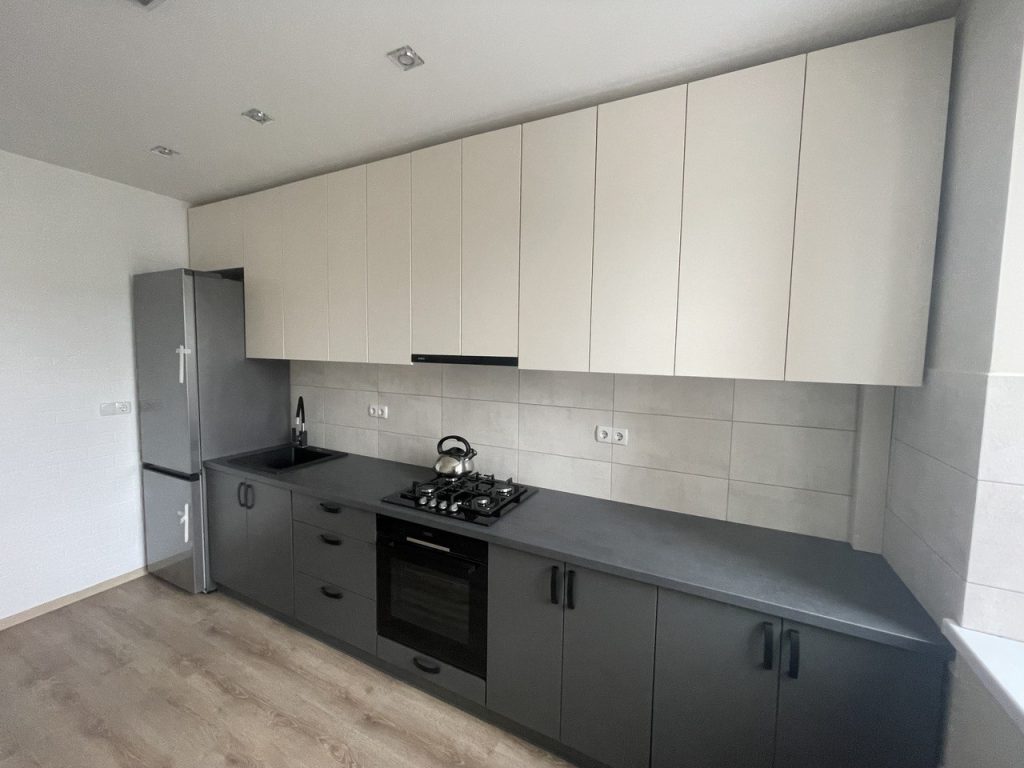 zabudowa kuchenna w nowym mieszkaniu z jasnymi szafkami