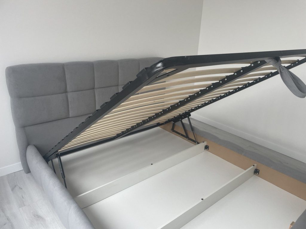 jasnoszare łóżko tapicerowane w sypialni 12 m2
